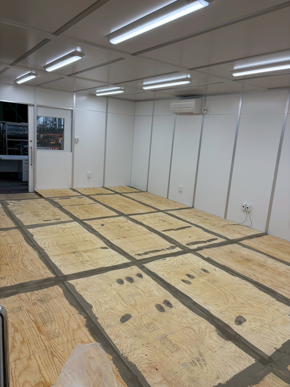 H産業（株）様　クッションフロア施工Before写真1